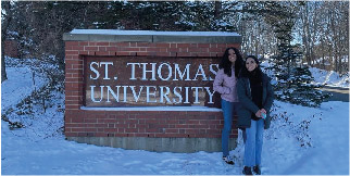 Doménica Sánchez en la universidad St Thomas University con una amiga en epoca de nevada