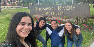 Salomón y Michaela Dumani estudiantes de Thompson Rivers University posando con su familia